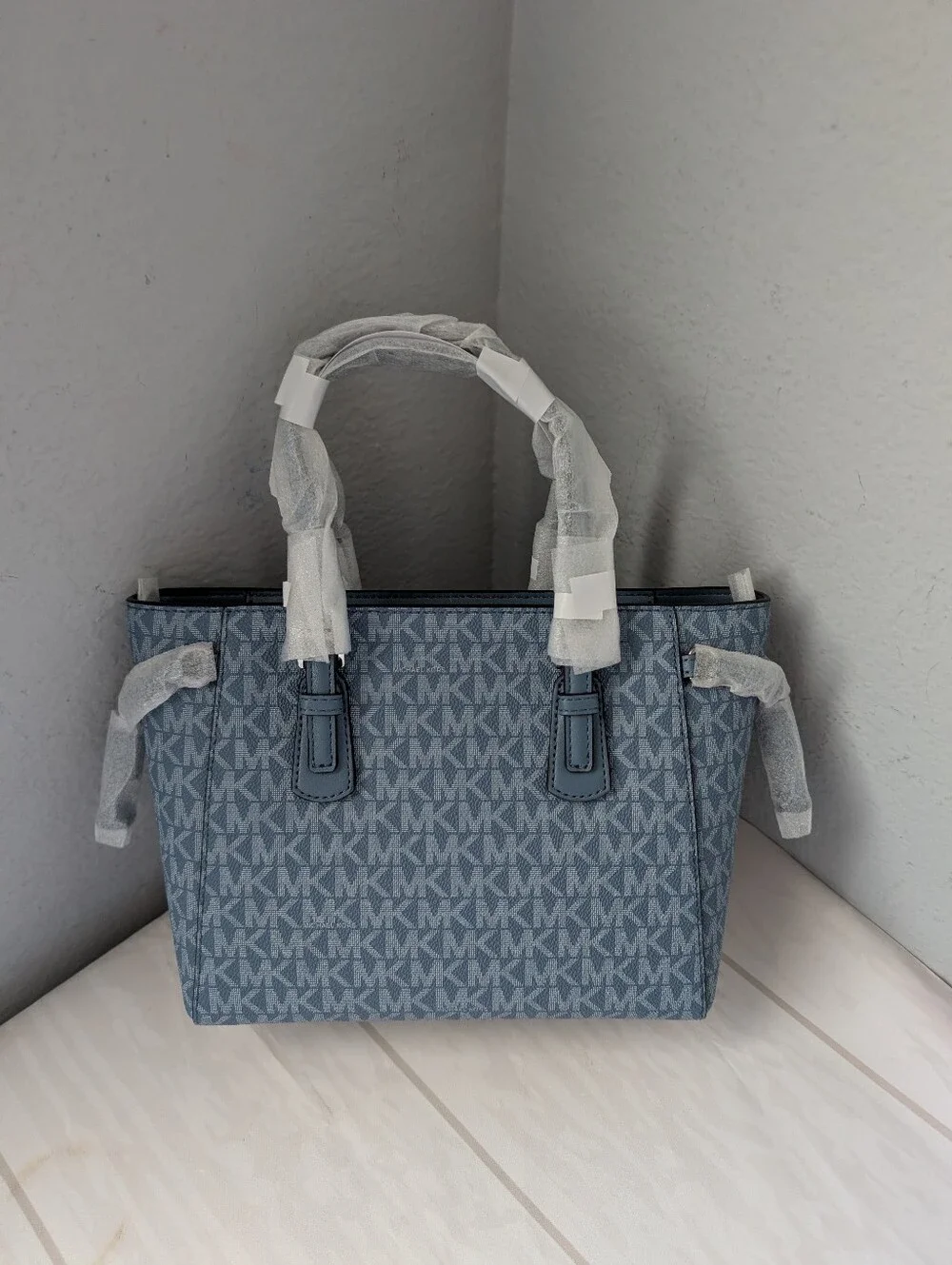 NWT Michael Kors Voyager Extra-Small Signature Logo Tote Crossbody Bag In Denim